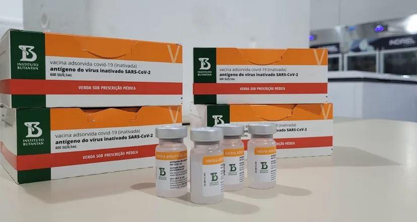 Lote com quase 9 mil doses de CoronaVac para vacinação de crianças chega ao RN