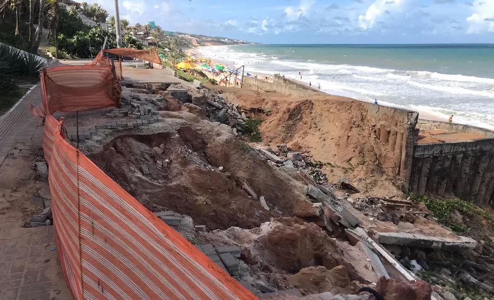 Obra para reconstrução de trecho destruído do calçadão de Ponta Negra vai começar em até 30 dias, diz MP