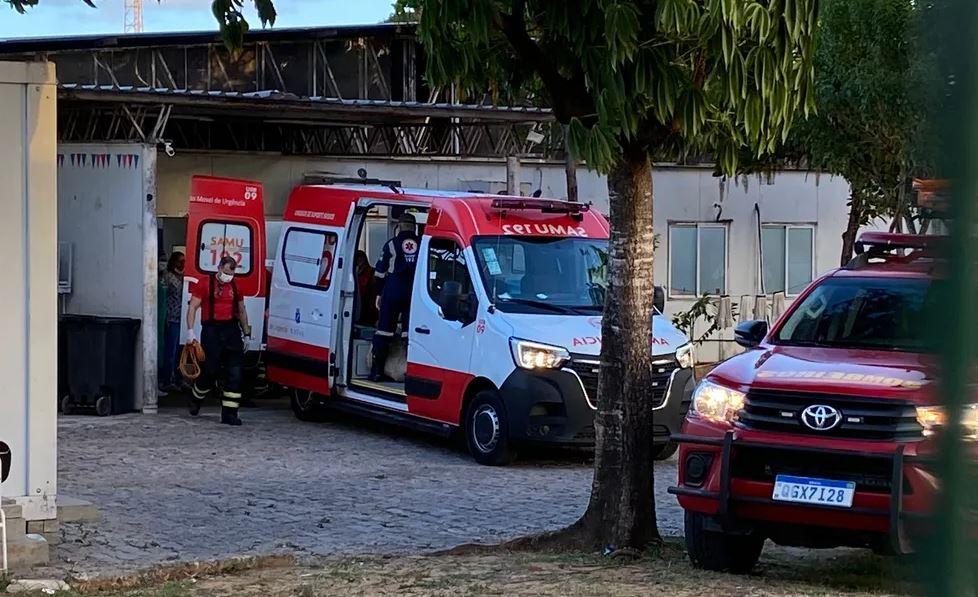 Paciente obeso passa quase três horas em maca improvisada dentro de ambulância à espera de atendimento em UPA de Natal