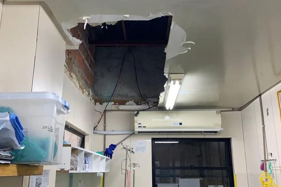 Parte de teto do Hospital Walfredo Gurgel cai e duas funcionárias ficam feridas em Natal