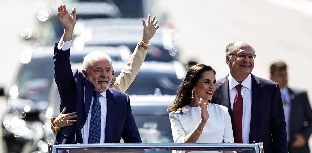 Posse: Lula desfila em carro aberto na Esplanada diante de milhares de apoiadores
