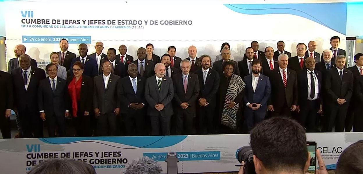 Prestigiado, Lula ocupa centro da foto de chefes de estado da Celac
