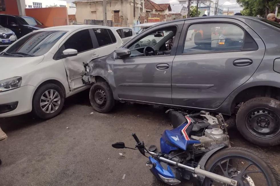 Acidente com quatro carros e uma moto deixa duas pessoas feridas em Natal