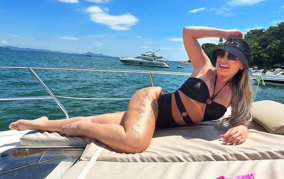 Andressa Urach faz passeio de lancha e manda indireta para ex: 