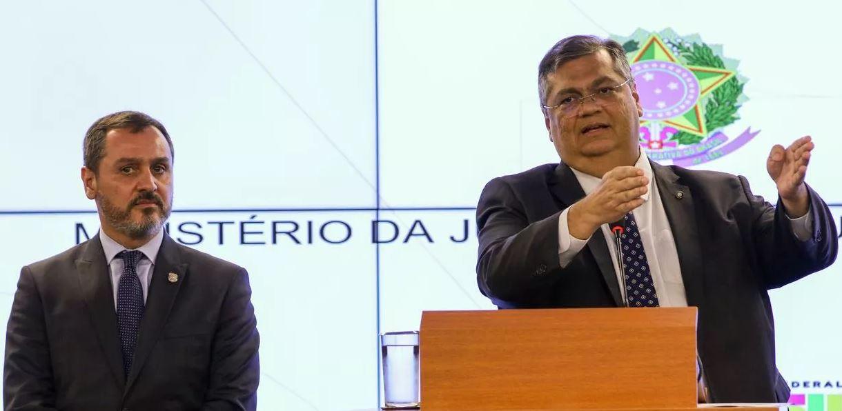 Armas não recadastradas serão consideradas ilegais e apreendidas, afirma Flávio Dino