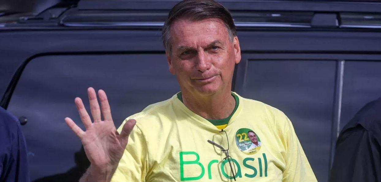 Bolsonaro flerta com ideia de ampliar fuga e diz ser italiano a jornal de Milão
