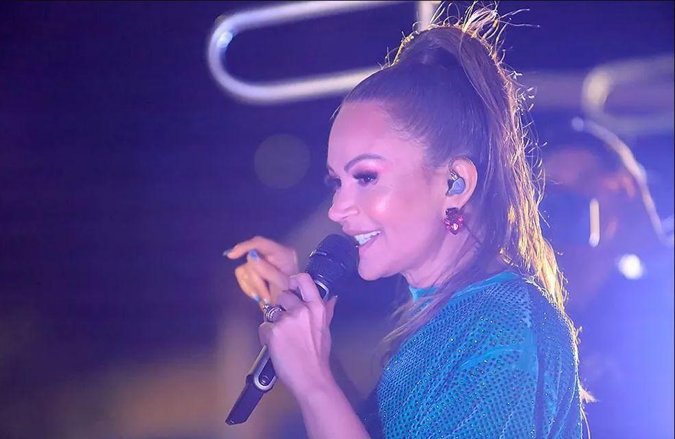 Carnaval de Macau é aberto com show de Solange Almeida no tradicional mela-mela; veja fotos