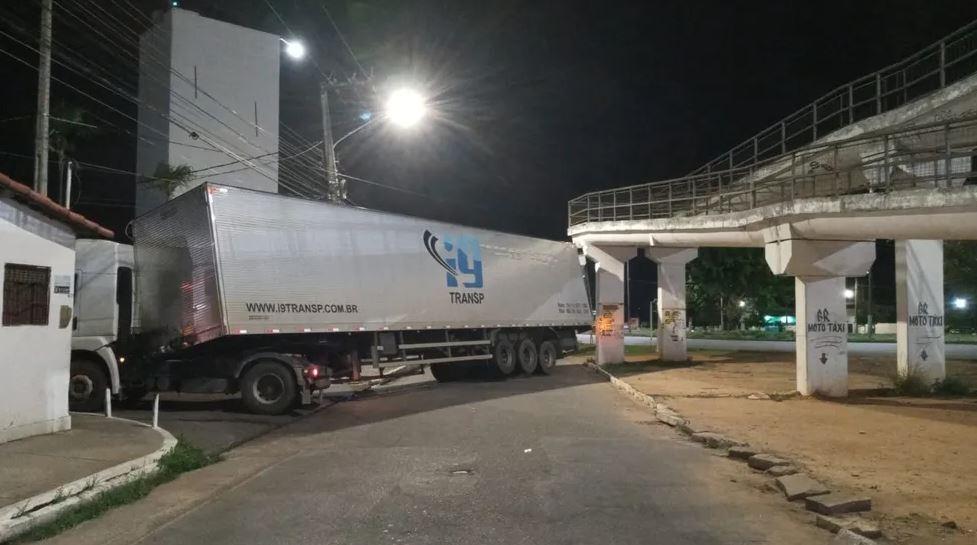 Carreta atinge passarela e fica presa a estrutura na Grande Natal