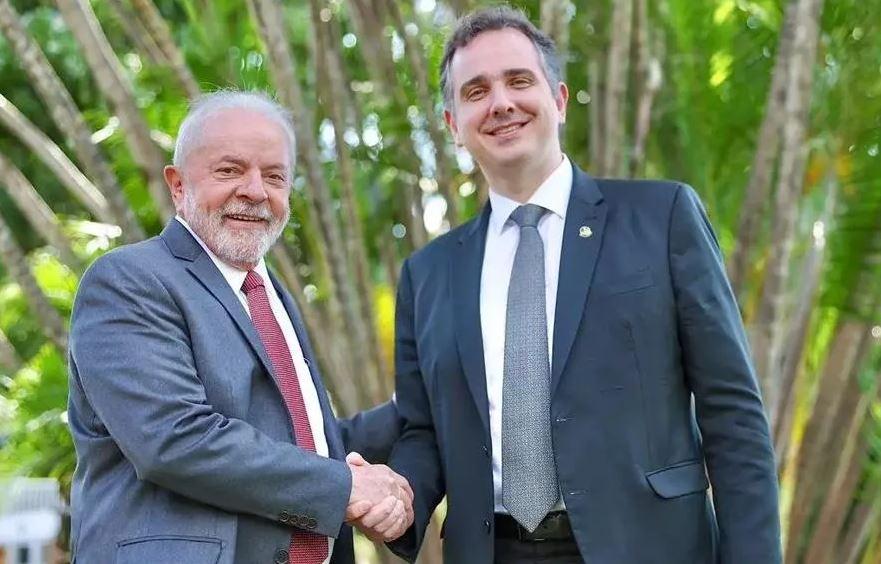 Com apoio de Lula, Rodrigo Pacheco é reeleito presidente do Senado