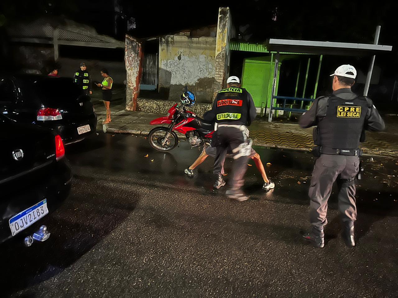 CPRE REALIZA PRISÃO POR TRÁFICO DE DROGAS E AUTUA CONDUTORES SOB EFEITO DE ÁLCOOL DURANTE FISCALIZAÇÃO NA ZONA LESTE DE NATAL