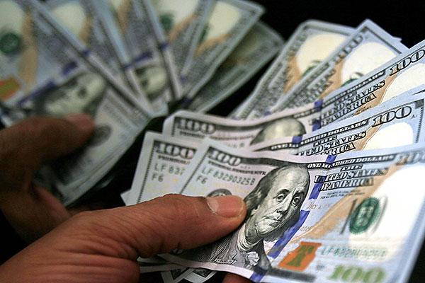 Dólar sobe com aversão a risco no exterior e alta do IPCA no Focus