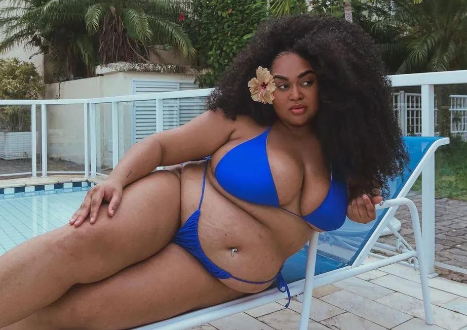Ex-BBB Rízia Cerqueira posa de biquíni azul: 