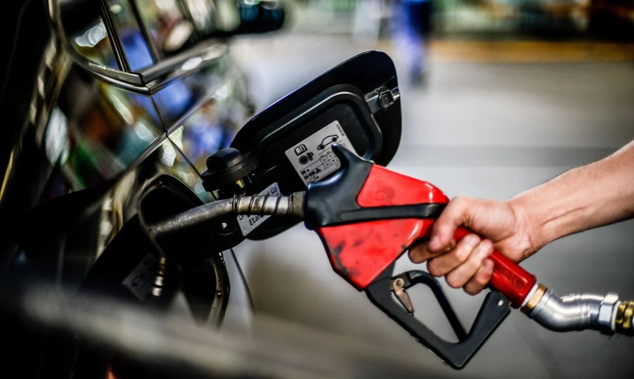 Governo vai retomar impostos dos combustíveis, mas com alíquotas diferentes para gasolina e etanol