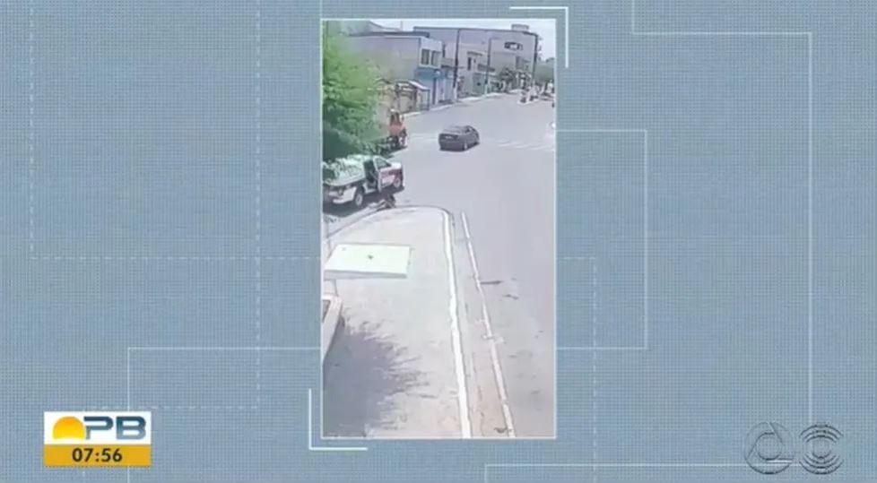 Homem pula de viatura em movimento e tenta fugir após ser preso, no Agreste da PB