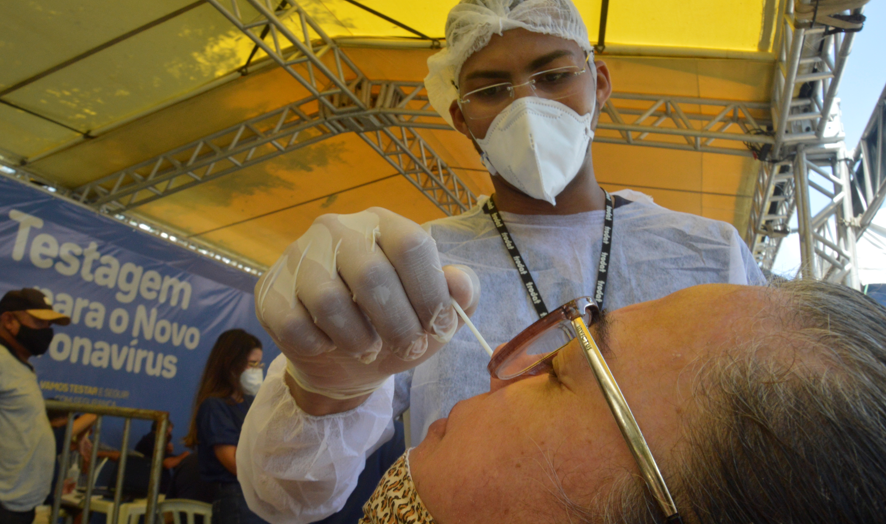 Laboratório vê aumento da taxa de resultados positivos para Covid no país