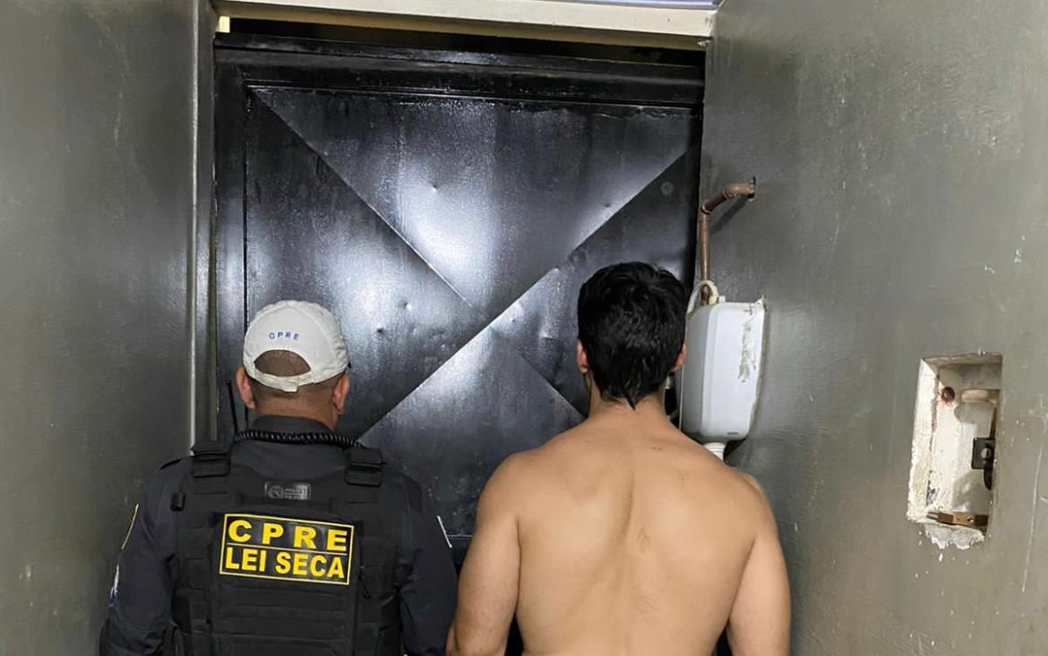 LEI SECA/CPRE CAPTURA HOMEM COM MANDADO DE PRISÃO EM ABERTO, APREENDE ENTORPECENTE E REALIZA PRISÕES POR EMBRIAGUEZ AO VOLANTE DURANTE FISCALIZAÇÃO