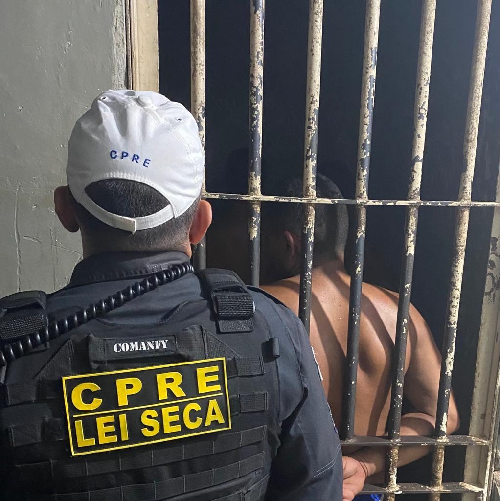 LEI SECA/CPRE REALIZA A CAPTURA DE MAIS UM FORAGIDO DA JUSTIÇA E REGISTRA PRISÕES POR EMBRIAGUEZ AO VOLANTE DURANTE FISCALIZAÇÃO NAS ZONAS LESTE E OES