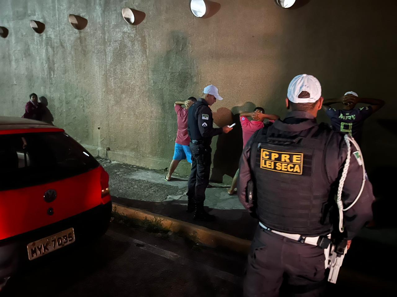 LEI SECA/CPRE REALIZA DETENÇÃO POR PORTE DE DROGA E CONDUZ MAIS CINCO CONDUTORES EMBRIAGADOS À DELEGACIA DURANTE FISCALIZAÇÃO