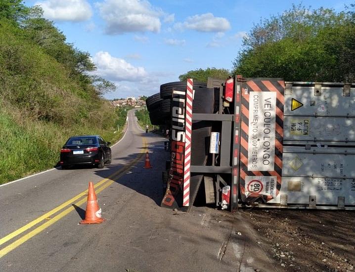 Motorista fica ferido após carreta tombar em rodovia no RN