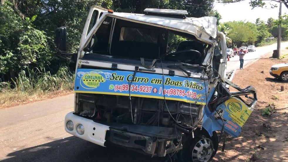 Motorista fica preso às ferragens em acidente na estrada de Pipa e é resgatado por helicóptero