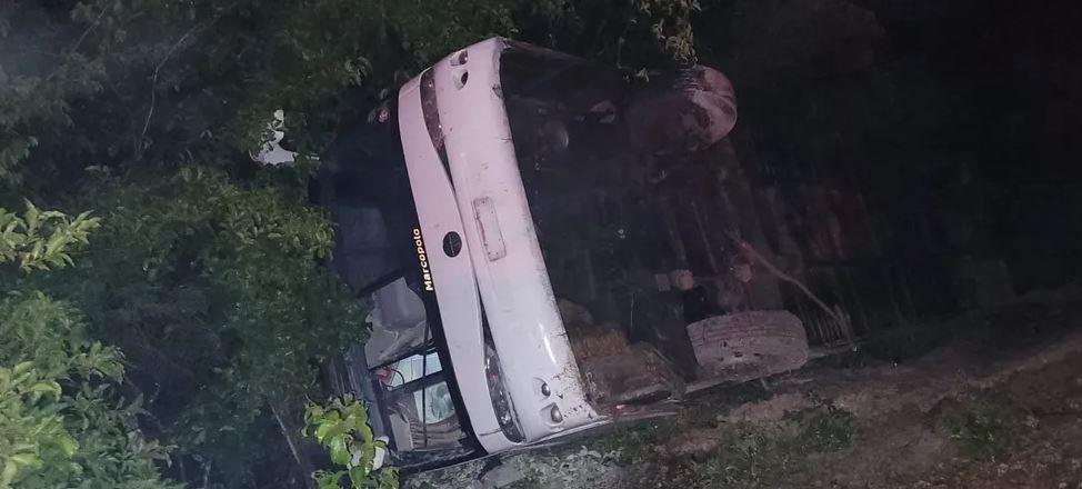 ônibus com integrantes da banda de forró Canários do Reino tomba no Piauí durante a madrugada