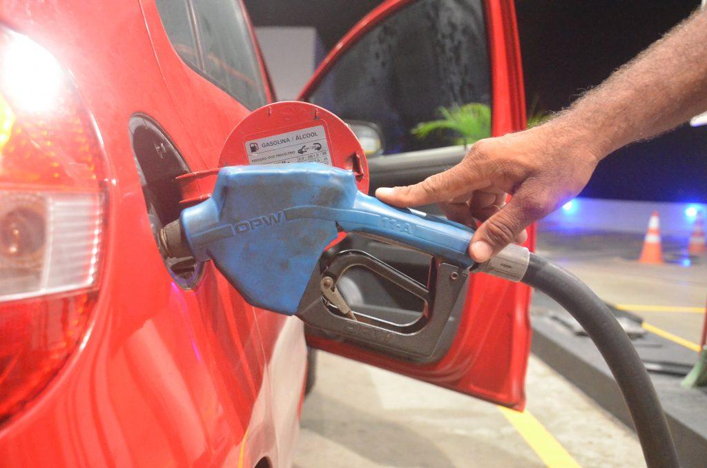 Pressão política cresce para manter tributo zerado sobre gasolina, mas Fazenda resiste