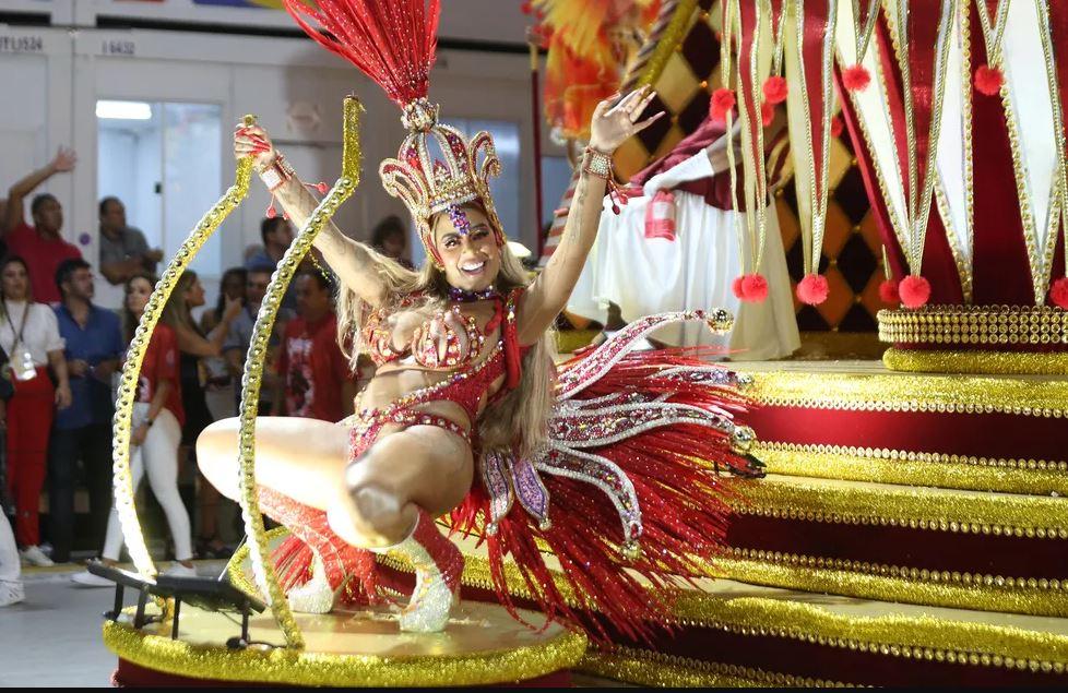 Rafaella Santos desce até o chão no desfile do Salgueiro