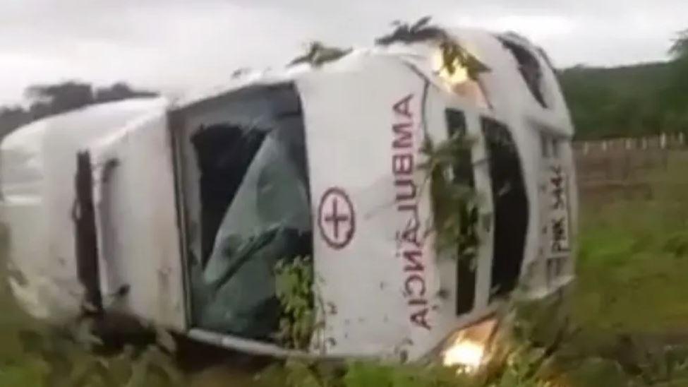 Ambulância com paciente sai da pista e tomba em dia de chuva em Tauá