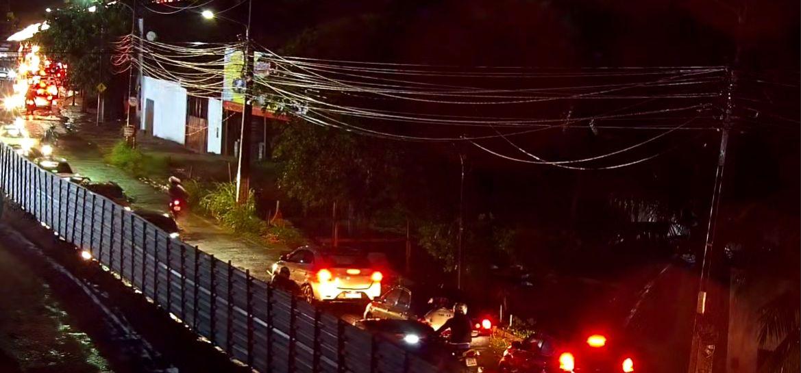 Após trecho ceder, avenida Felizardo Moura é interditada pela STTU