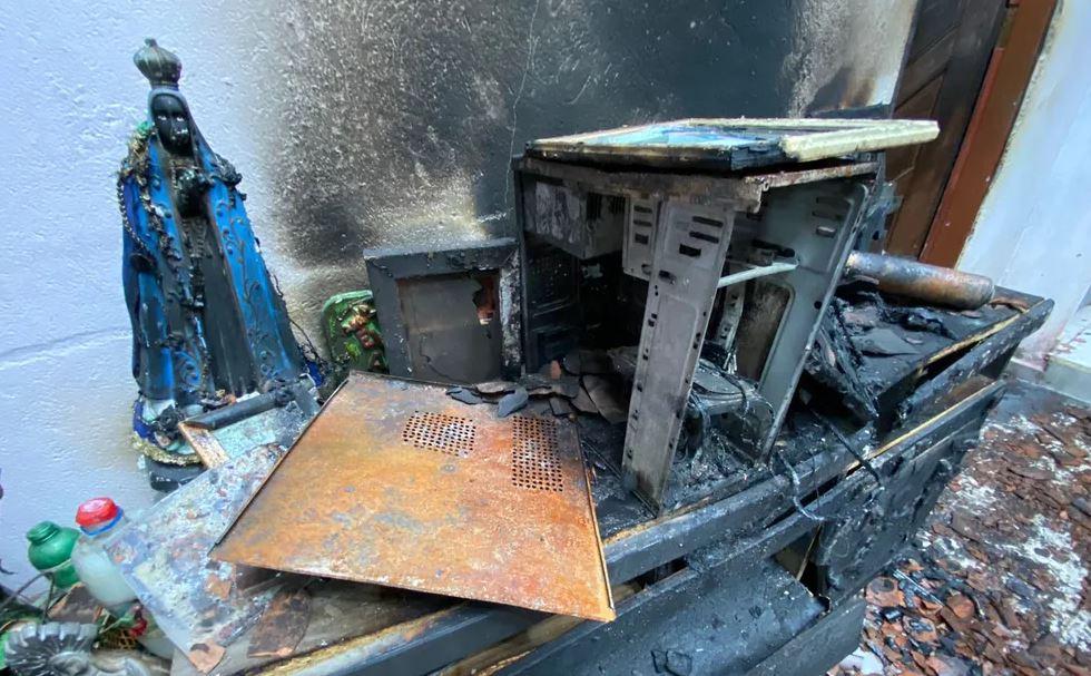Ataques no RN: Criminosos expulsam moradores e incendeiam três casas em Natal