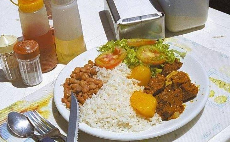 Brasileiro troca o arroz, feijão e carne por salgado para economizar com almoço
