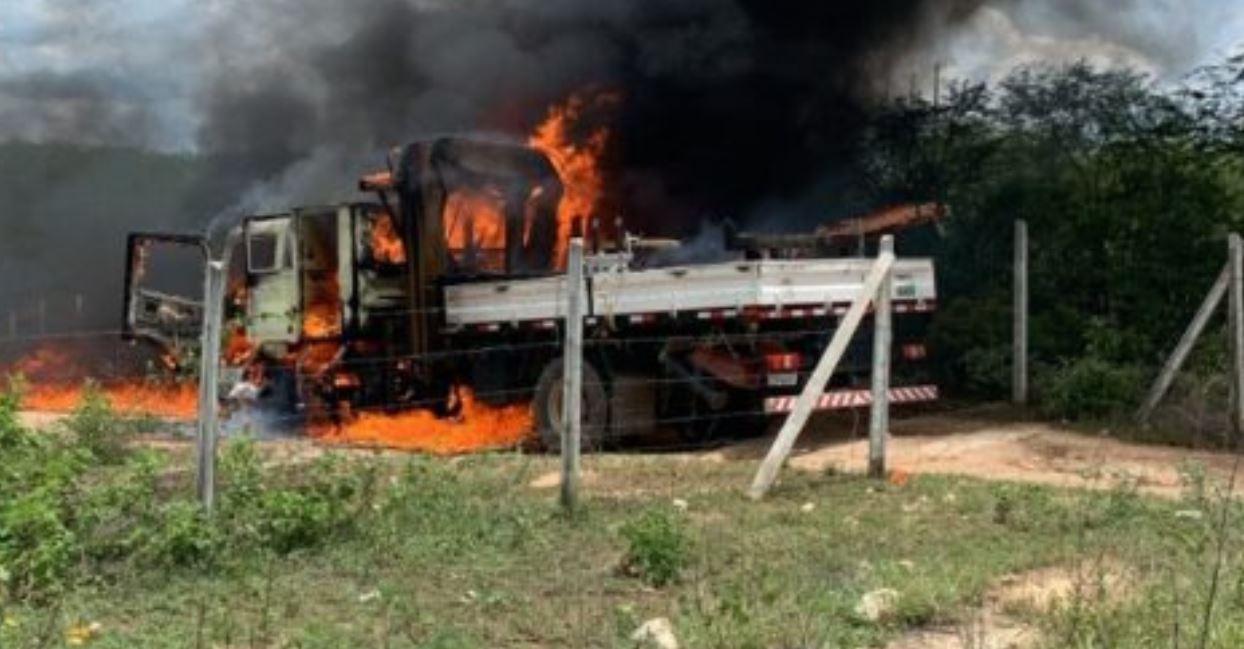 Caminhão é incendiado nesta sexta-feira em Currais Novos. Veja vídeo!