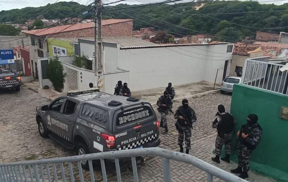 Com apoio de helicóptero, PM faz operação em Mãe Luiza e prende dois foragidos da Justiça