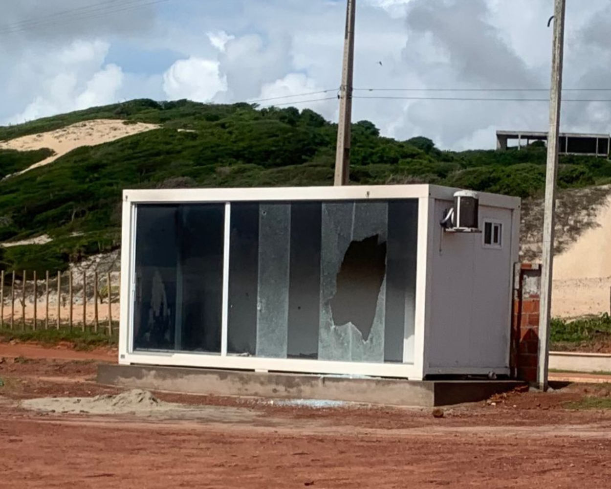 Container é queimado no Chapadão em Pipa. Prefeitura de Tibau do Sul se pronuncia