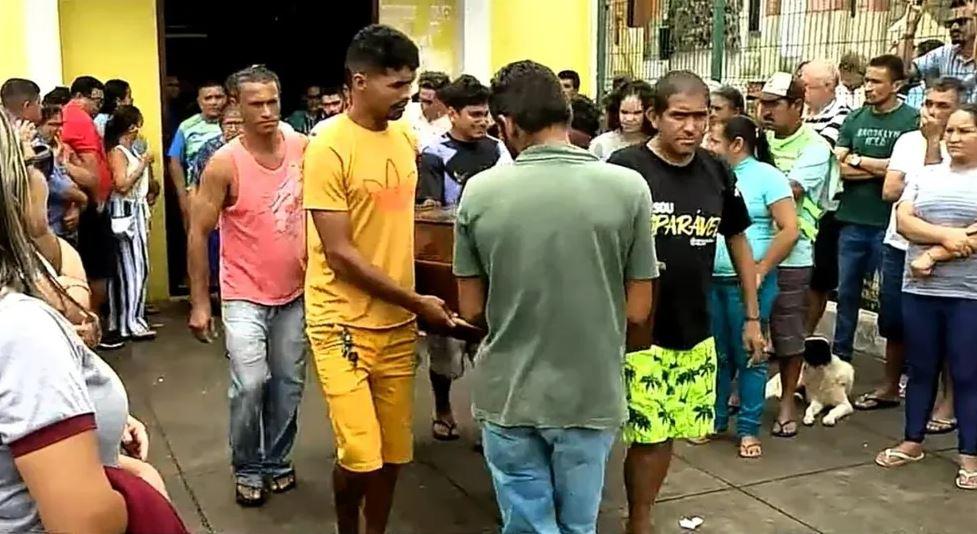 Corpos de mulher e duas crianças soterrados em deslizamento de terra são enterrados, no Ceará