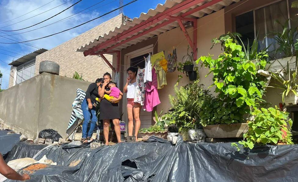 Cratera se abre em rua de Nova Parnamirim, quase 'engole' casa e isola moradores