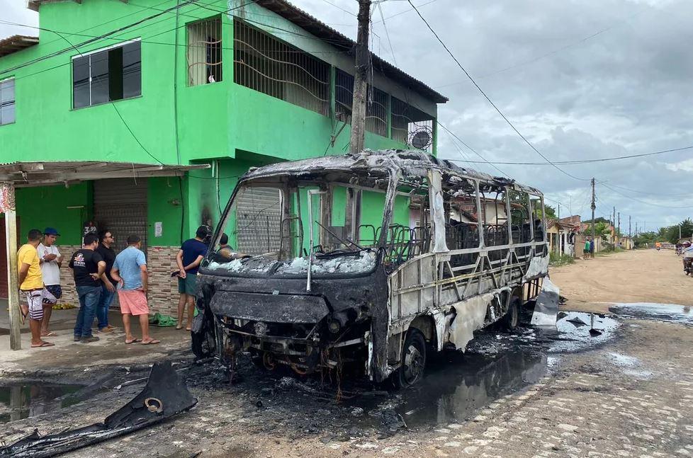 Criminosos ateiam fogo em ônibus e ameaçam população em novo ataque no RN: 'Se denunciar, vai ter morte'