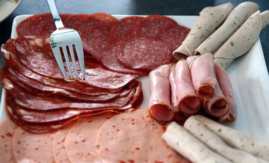 Da carne à cerveja: compostos causadores de câncer foram encontrados em alimentos do dia a dia, alerta agência europeia