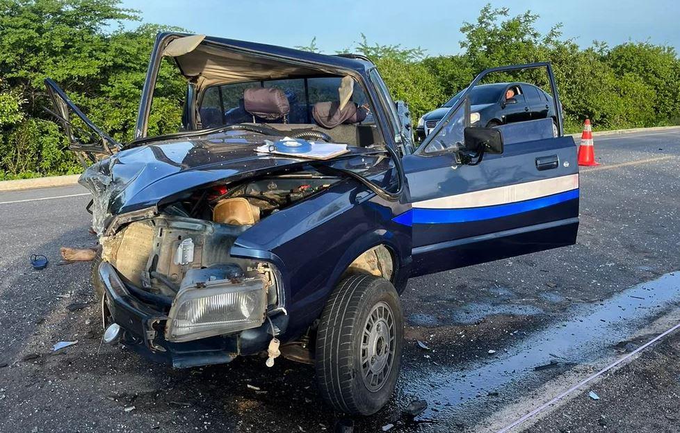 Homem morre e carro fica destruído após colisão de frente em outro veículo na BR-304