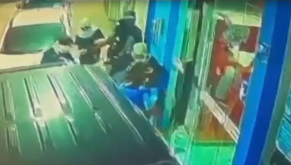 momento em que criminosos incendeiam supermercado em Natal