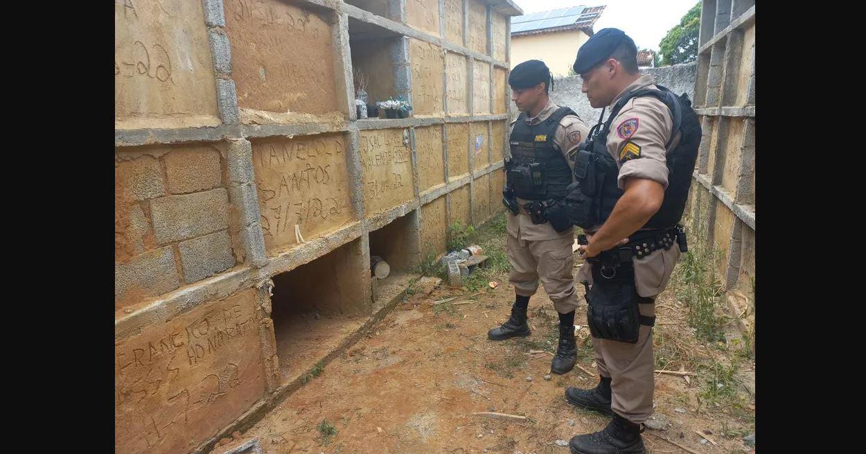 Mulher encontrada viva em túmulo ficou ao menos 10 horas presa, diz polícia