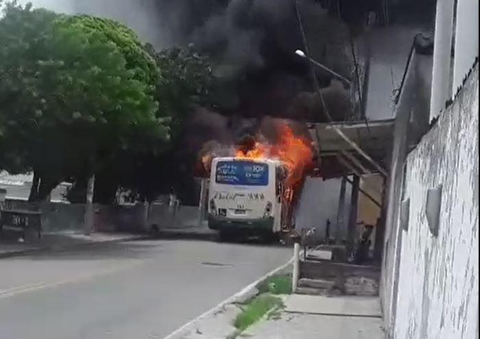 Novos Ataques: Ônibus é incendiado em Mãe Luiza