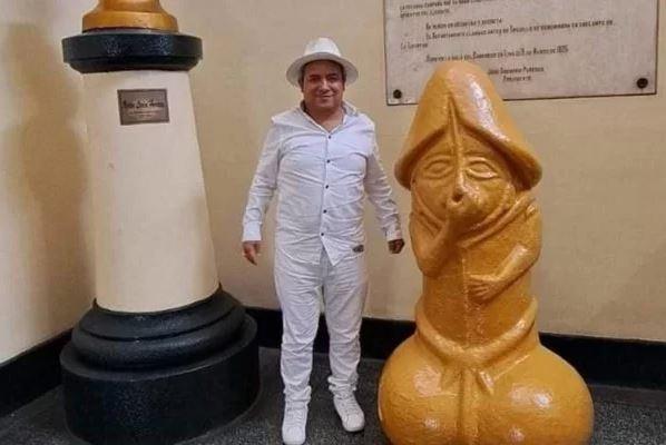 Prefeito coloca estátua em forma de pênis na sede da prefeitura