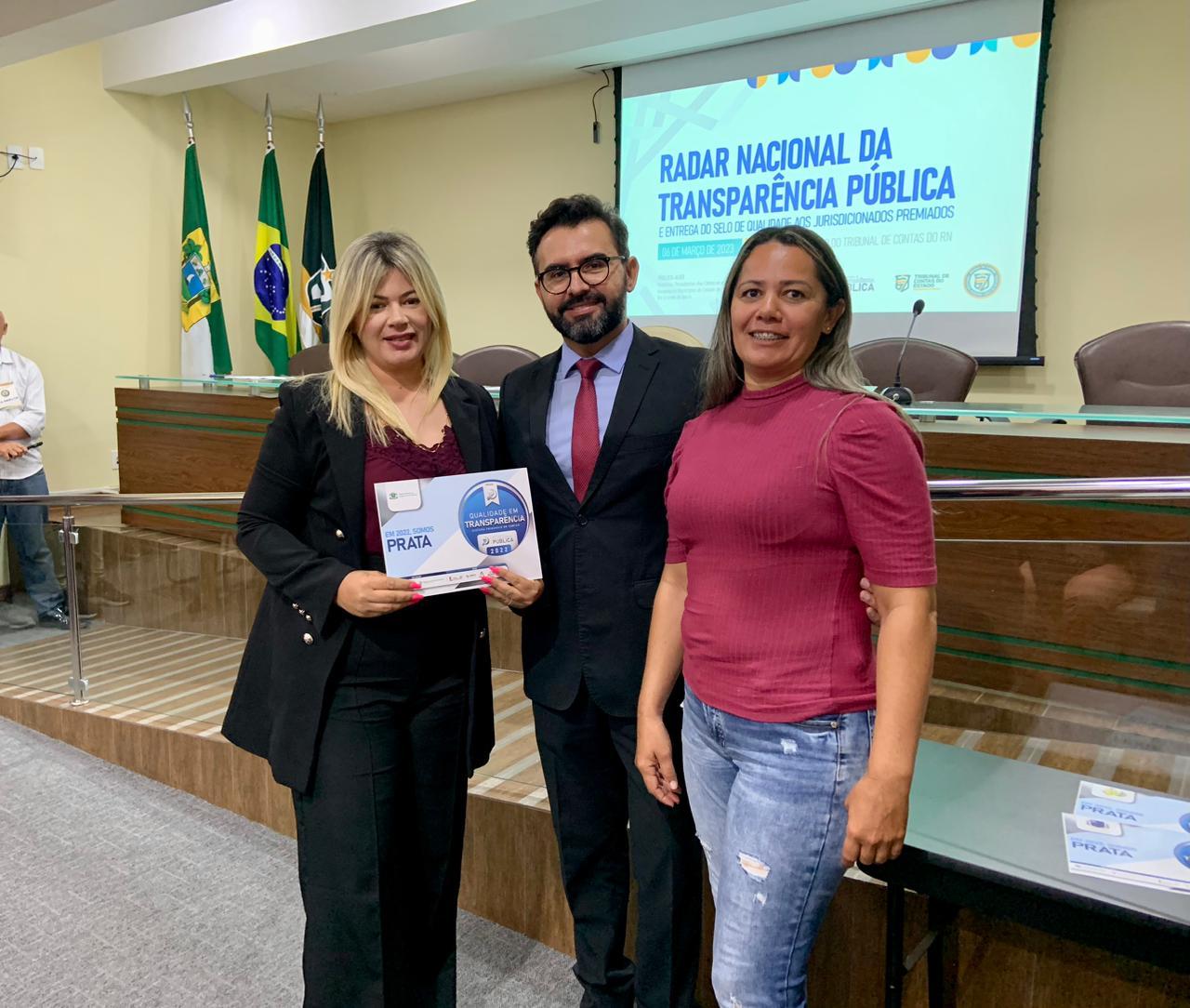 PRESIDENTE DA CÂMARA DE LAGOA DE PEDRAS, JANAÍNA DE SALIN, É HOMENAGEADA PELO TCE COM SELO DE TRANSPARÊNCIA PÚBLICA EM SUA GESTÃO