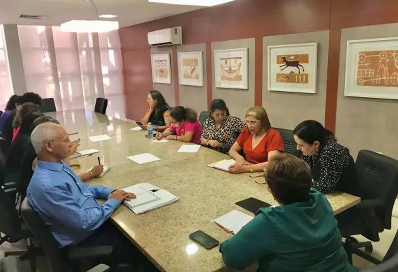 Professores da rede estadual em greve avaliam nova proposta do governo em assembleia nesta terça-feira (14)