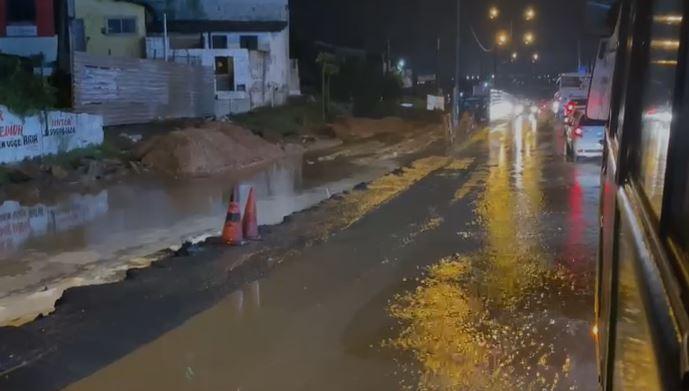 [Vídeo] Avenida Felizardo Moura fica alagada em noite de chuva com raios e trovões em Natal; cratera se abre