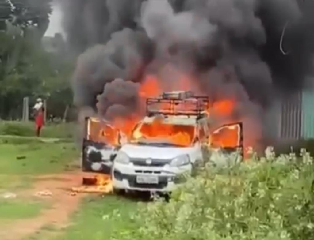 [Vídeo] Criminosos incendeiam carro de provedora de internet em Parnamirim