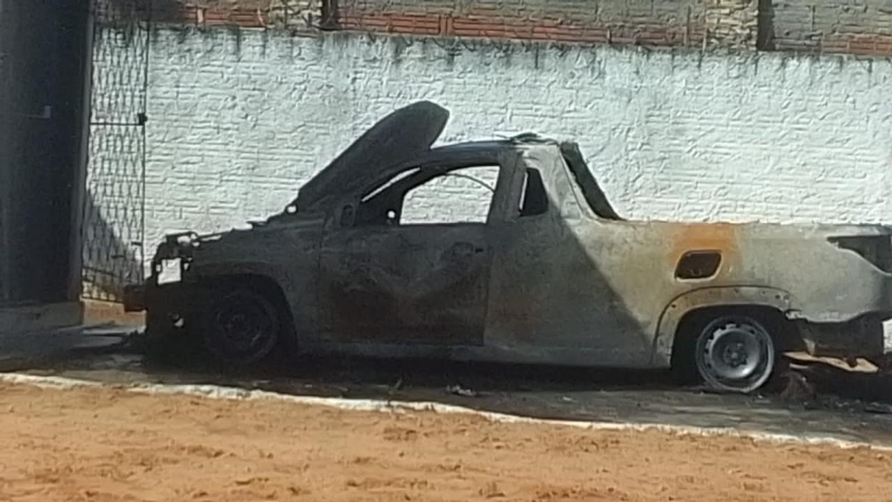 [Vídeo] Criminosos incendeiam veículo da Caern em Felipe Camarão
