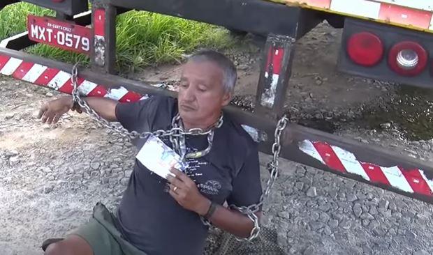 [Vídeo] Homem se acorrenta em caminhão em protesto contra buraqueira em conjunto de São Gonçalo do Amarante