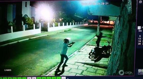 [Vídeo] Motociclista por aplicativo bate em porta de casa para se livrar de assalto em Natal
